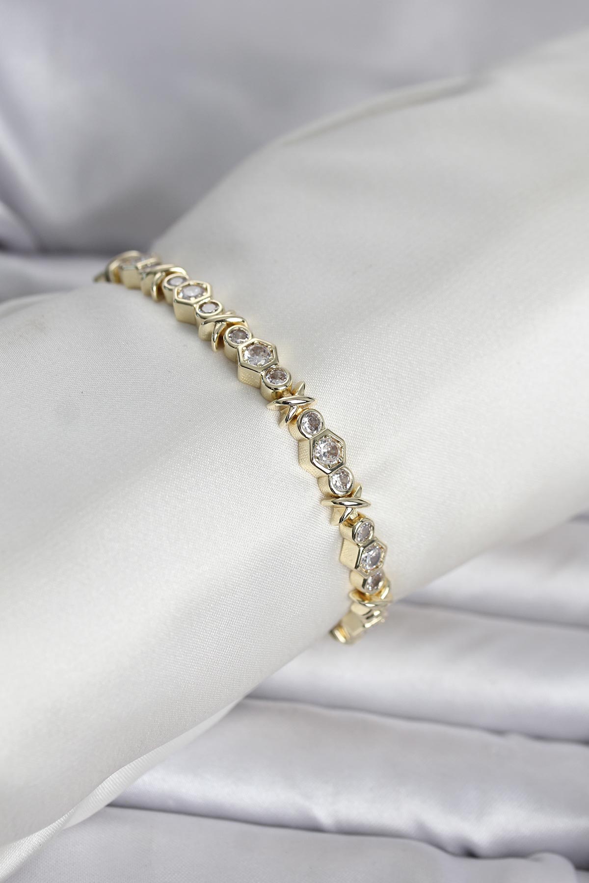 Pirinç Gold Renk Petek Model Zirkon Taşlı Kadın Bileklik